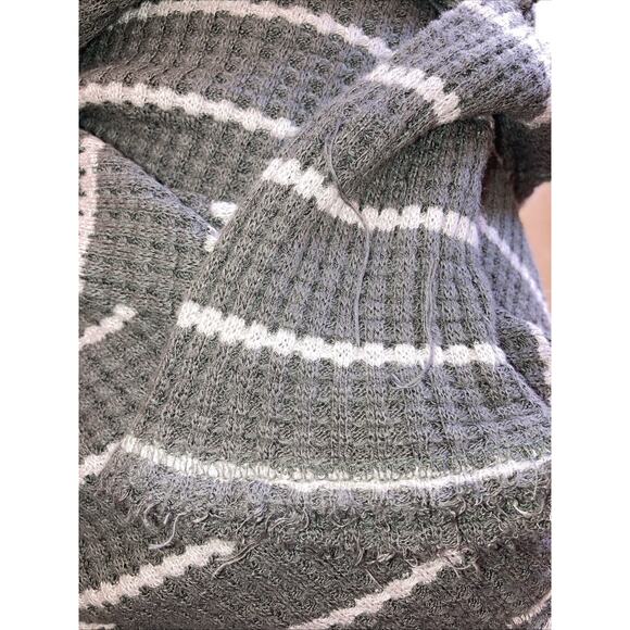 Free People Sunset Park Long Sleeved Thermal/Distressed Hem Sweater Size Large - Picture 9 of 9